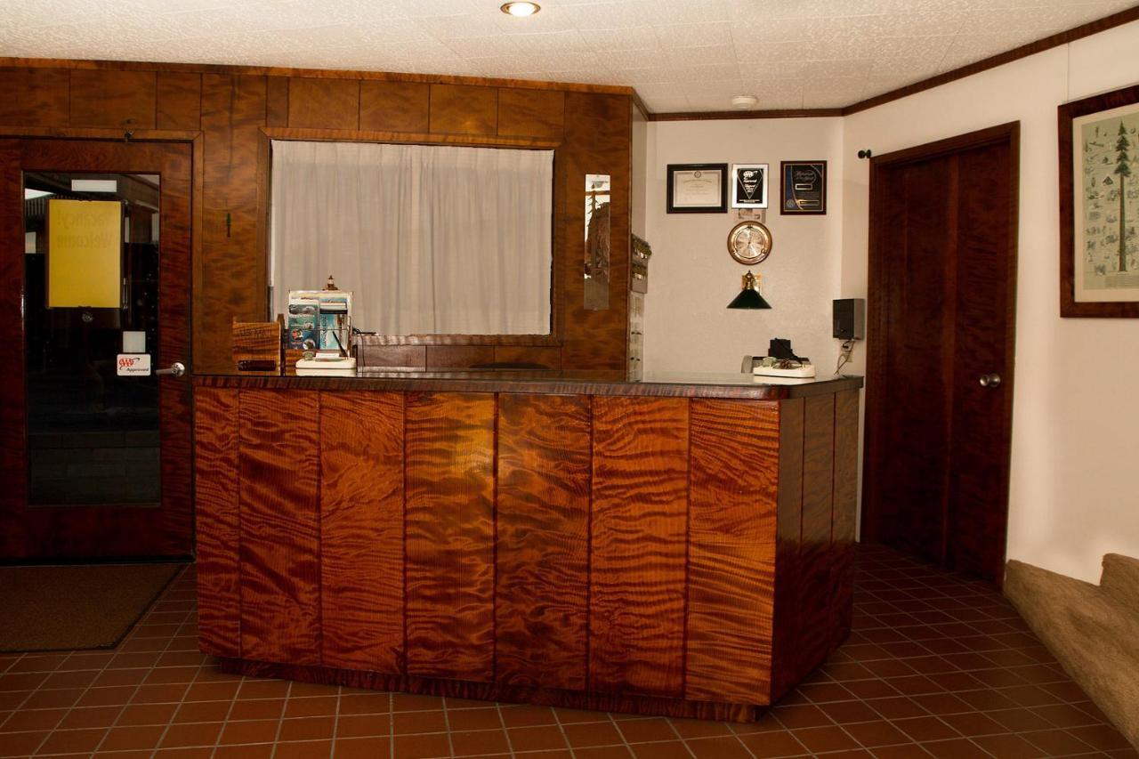 Curly Redwood Lodge Кресънт Сити Екстериор снимка